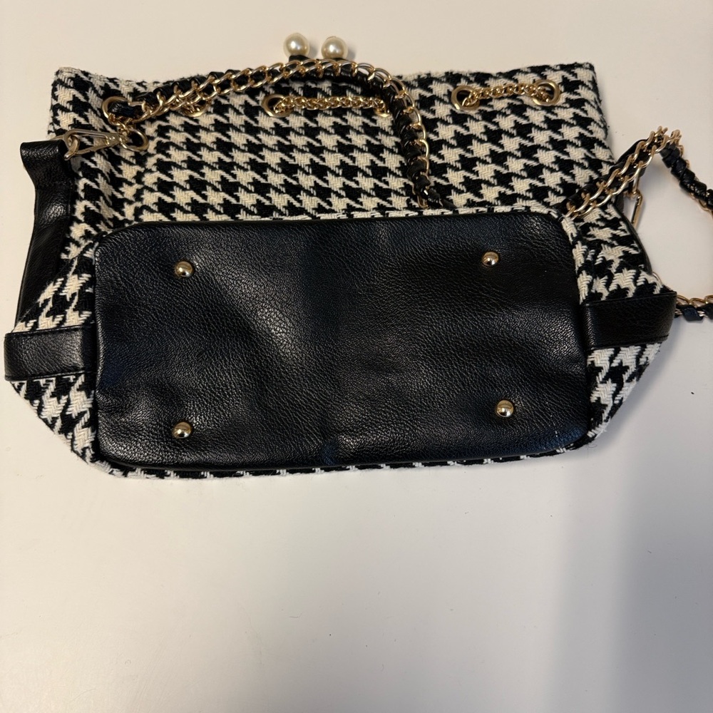 Black and White fabric handbag with gold chain - Picture 3 of 12